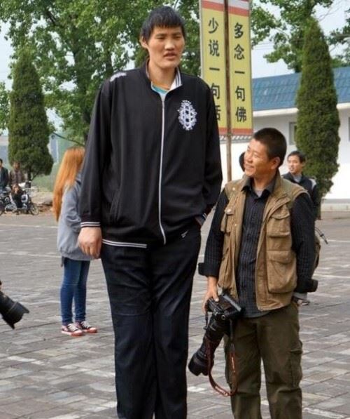 中国第一巨人赵亮自然生长身高246米没患巨人症