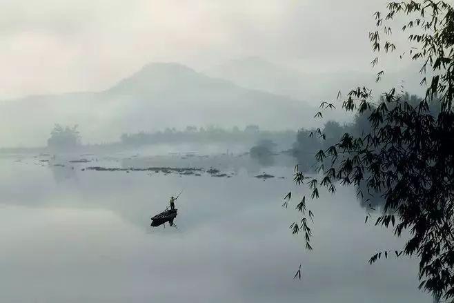 1,《水调歌头》明月几时有,把酒问青天. 不知天上宫阙,今夕是何年?